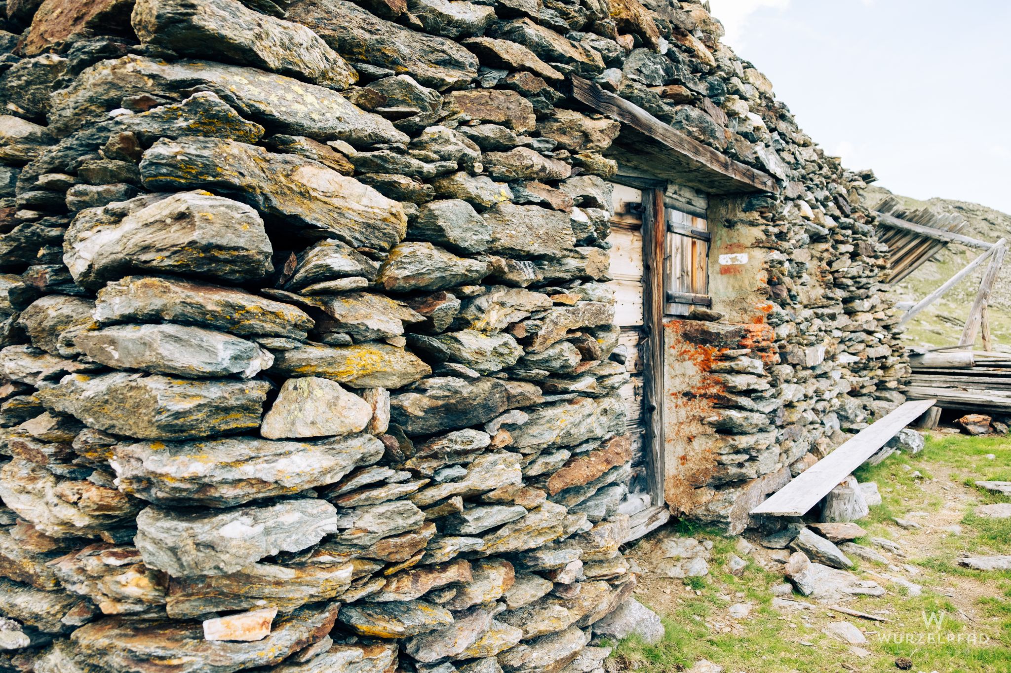 Verfallene Almhütte an der Kaserfeldalm